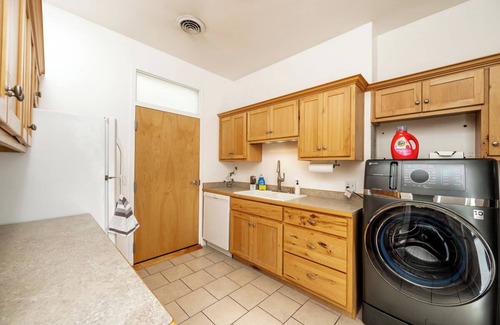 Sheridan Apartment | The Leather Rose | King bed Historic Downtown Suite
