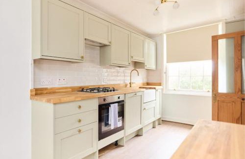 Lewes House | The Lewes Place - Contemporary 3BDR House with Patio