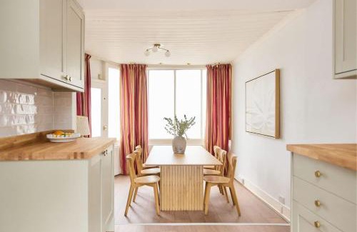 Lewes House | The Lewes Place - Contemporary 3BDR House with Patio