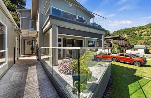 Te Mata House | The Lighthouse - Te Mata Holiday Home