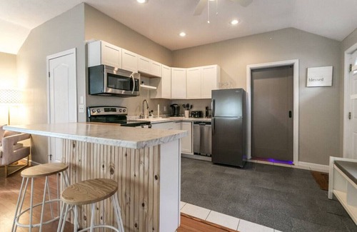 Sylvan Beach Apartment | The Lilly Pad Charming 1BR Walk to Sylvan Beach