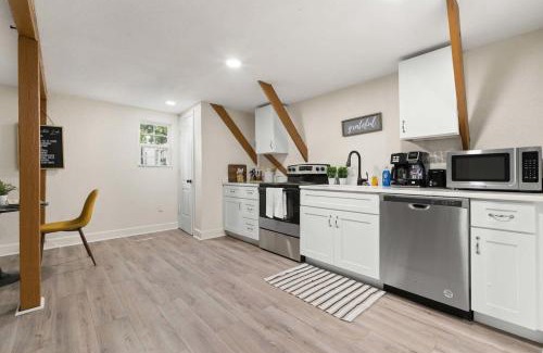 Leinkauf Apartment | The Lily Pad Modern Cottage In The City