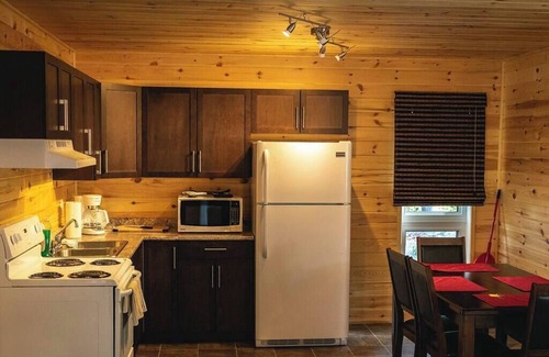 Kenora House | The Lily Pads Cabin - Lakewood Park Cabins