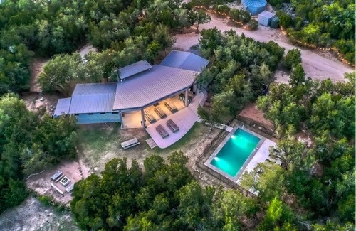 Dripping Springs House | The Liney Moon-Stellar House Sleeps 22 w/Pool, Firepits, Putting Green, & More!