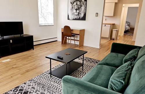 Westwood Apartment | The 'Lion’s Den' Pet Friendly, 10 mins to UCMC, Perfect For Long Term Stays