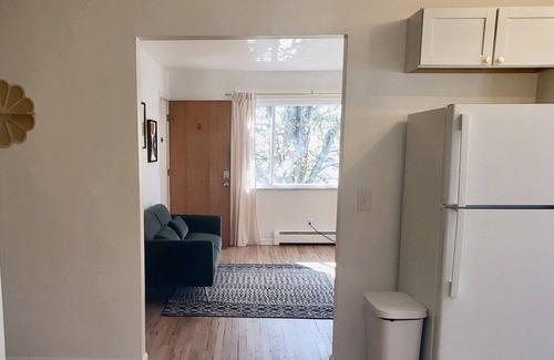 Westwood Apartment | The 'Lion’s Den' Pet Friendly, 10 mins to UCMC, Perfect For Long Term Stays