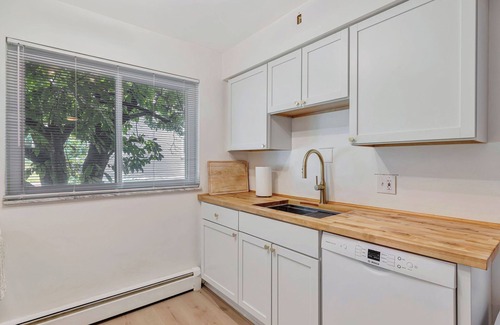 Westwood Apartment | The 'Lion’s Den' Pet Friendly, 10 mins to UCMC, Perfect For Long Term Stays