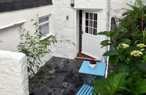 Chysauster Apartment | The Little Courtyard