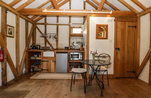 New Forest District Cottage | THE LITTLE GRANARY, pet friendly in Fordingbridge