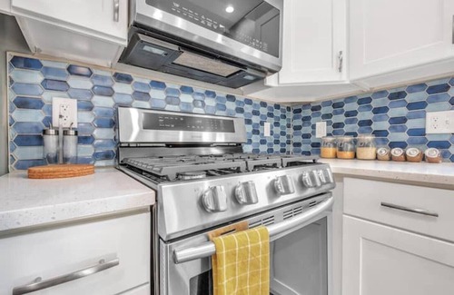 Hazel Park House | The Little Hamster - by Ferndale & Royal Oak w/2TVs - Open Concept - Modern
