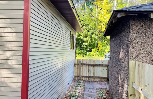 Hancock Cottage | The Little House- private sauna and pet friendly
