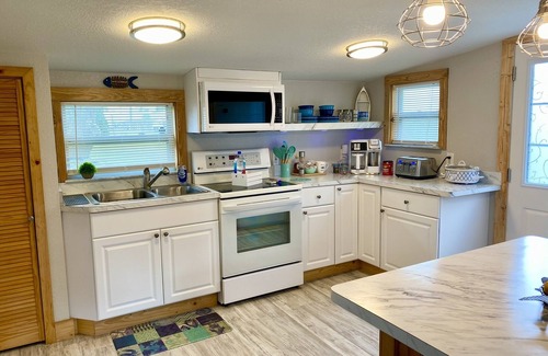 New Port Richey Cottage | The Little River Cottage-walk to downtown!
