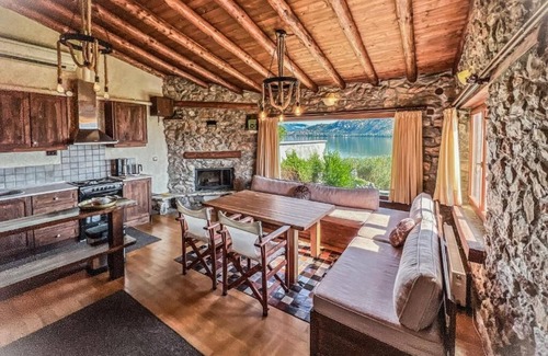 Ampelokipi House | The Little Stone House by the Lake/Το Πέτρινο Σπιτάκι δίπλα στη Λίμνη