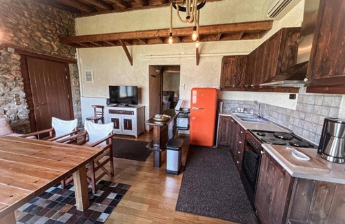 Ampelokipi House | The Little Stone House by the Lake/Το Πέτρινο Σπιτάκι δίπλα στη Λίμνη