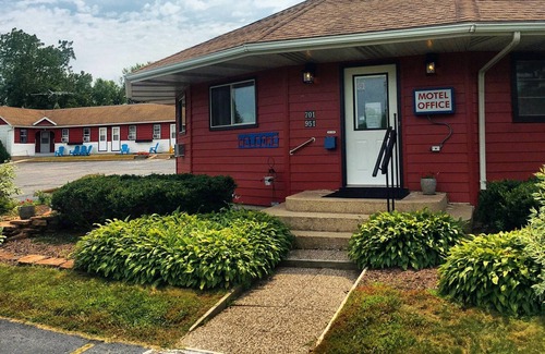 Mount Horeb House | THE LITTLE VILLAGE , Full Bed 105
