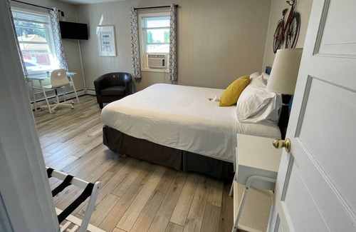 Mount Horeb House | THE LITTLE VILLAGE , Queen Room 111