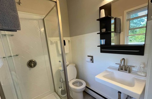 Mount Horeb House | THE LITTLE VILLAGE , Queen Room 111