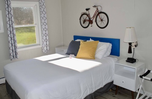 Mount Horeb House | THE LITTLE VILLAGE , Queen Room 111