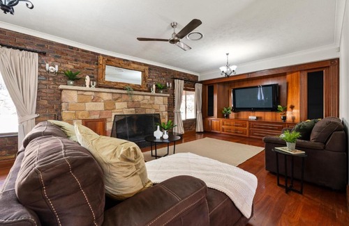 Molendinar House | The Lodge - A Great Stay