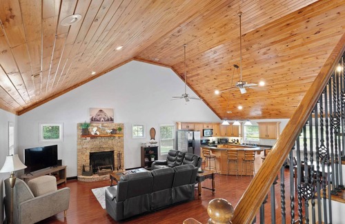 Guntersville House | The Lodge at the Lake - Waterfront with Boathouse