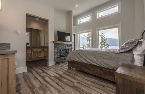 Harrison Hot Springs Cabin | "The Lodge on Harrison Lake" Suite #2