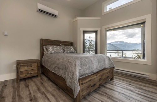Harrison Hot Springs Cabin | "The Lodge on Harrison Lake" Suite #3