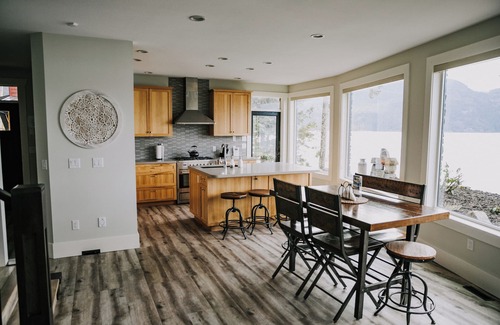 Harrison Hot Springs Cabin | "The Lodge on Harrison Lake" Main Residence