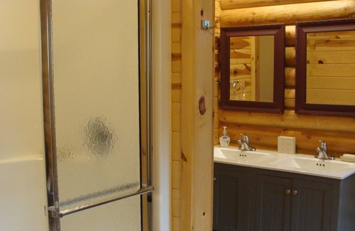 Decorah Cabin | The Lodge - Custom Cabin Nestled in the Woods close to Decorah