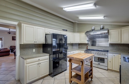 Lincoln Parish Cabin | The Lodge- Everyone can sleep under one roof! 10 min to Ruston