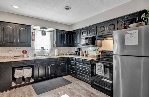 Quitman House | The Lodge. Modern comfort at Lake Fork. Full Kitchen.
