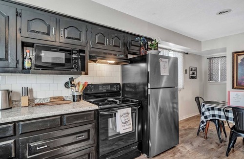 Quitman House | The Lodge. Modern comfort at Lake Fork. Full Kitchen.