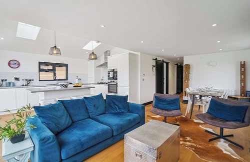 Windsor House | The Lodge on River Thames - Beautiful Marina Views