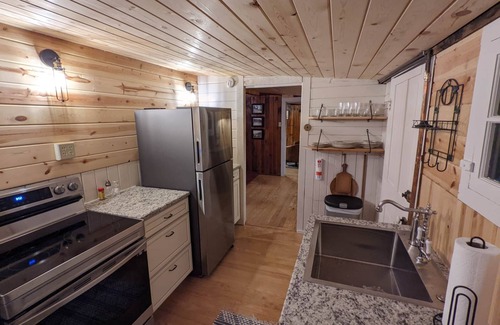 Hopewell House | The Lodge - Restored, Rustic 2 Bedroom On The River