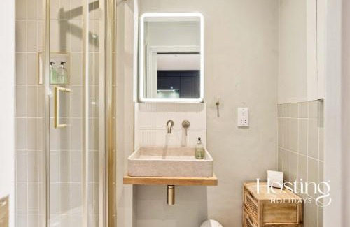Henley Apartment | The Loft - 1 Bed Luxury Apartment with Bathtub