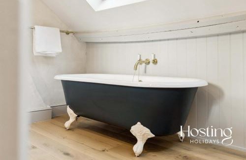 Henley Apartment | The Loft - 1 Bed Luxury Apartment with Bathtub