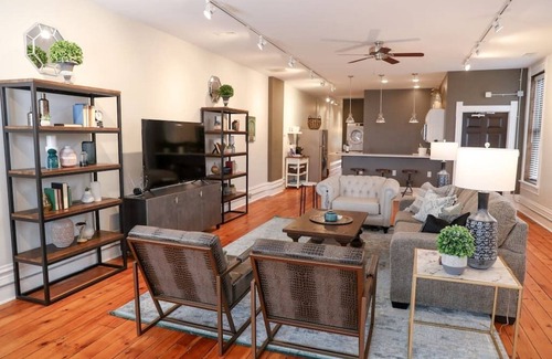 Bellefontaine Apartment | The Loft Above | Lux Downtown 2BR | Parking | W/D!