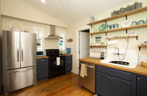 Warwick House | The Loft at Oakland Beach nAsk About Off-season Discounts n5 min from Airport.