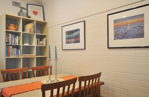 Maylands Apartment | The Loft library at Sevenoaks