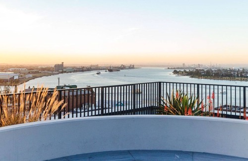 Newcastle Apartment | The Loft - Newcastle CBD Apartment