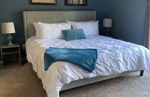 Shawnee Condo | The Loft: Quiet, Comfortable and Close To Everything That You Need!