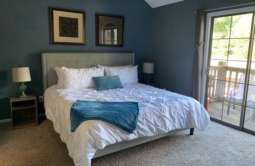 Shawnee Condo | The Loft: Quiet, Comfortable and Close To Everything That You Need!