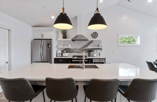Lake Geneva Apartment | The Lofts of Brick and Mortar-California Loft |High-End |Walk-Out Balcony |Dwntown |2 Kings |Parking