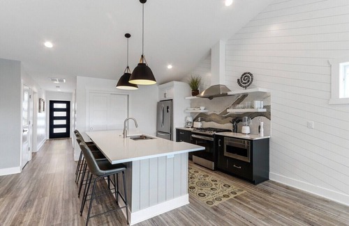 Lake Geneva Apartment | The Lofts of Brick and Mortar-California Loft |High-End |Walk-Out Balcony |Dwntown |2 Kings |Parking
