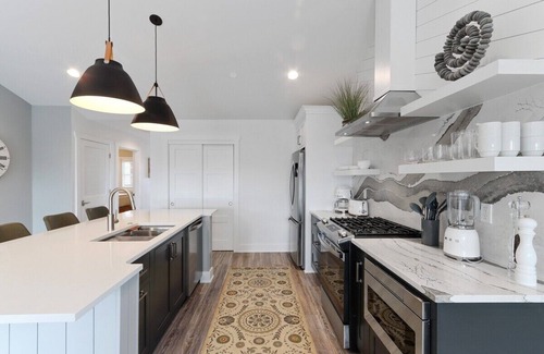 Lake Geneva Apartment | The Lofts of Brick and Mortar-California Loft |High-End |Walk-Out Balcony |Dwntown |2 Kings |Parking