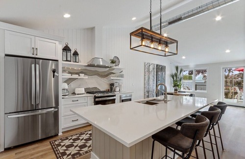 Lake Geneva Apartment | The Lofts of Brick and Mortar-City Loft |Stylish |Walk-Out Balcony |2 Kings |Parking for 2 |Downtown