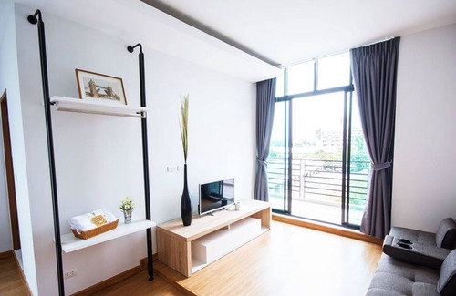 Chonburi Hotel | The LogBook Room and Cafe