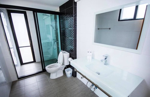 Chonburi Hotel | The LogBook Room and Cafe