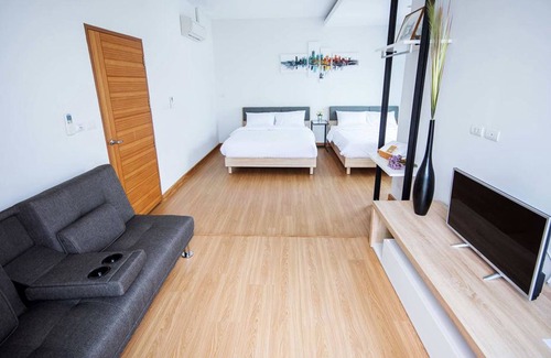 Chonburi Hotel | The LogBook Room and Cafe