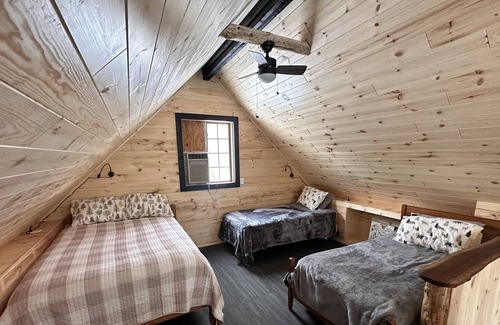 Reed City Cabin | The Lonney Inn