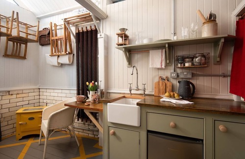 Berwick-upon-Tweed Cabin | THE LOOVRE - A Grade II listed unique tiny holiday home in Berwick-upon-Tweed